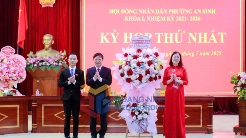 Đồng chí Nguyễn Thị Huệ, Phó Chủ nhiệm Ủy ban Kiểm tra Tỉnh ủy, tặng hoa chúc mừng kỳ họp HĐND phường An Sinh (7-2025). Ảnh: PV