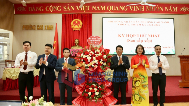 Đồng chí Nguyễn Mạnh Tuấn, Phó Ban Tổ chức Tỉnh uỷ, tặng hoa chúc mừng kỳ họp thứ nhất HĐND phường Cao Xanh (7-2025). Ảnh: PV