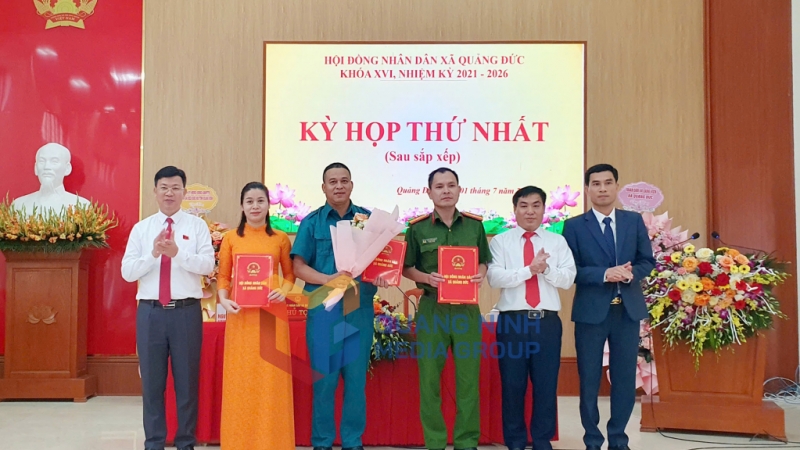 Đồng chí Nguyễn Hữu Liêm, Bí thư Đảng ủy, Chủ tịch HĐND xã và đồng chí Phạm Văn Thọ, Chủ tịch UBND xã trao Quyết định cho các đồng chí Ủy viên UBND xã (7-2025). Ảnh: PV