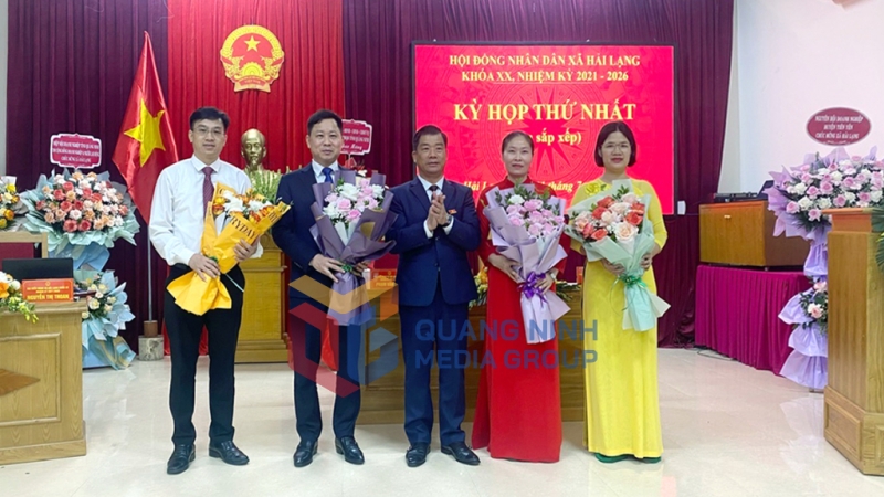 Phó Chủ nhiệm Thường trực Uỷ ban Kiểm tra Tỉnh ủy Hà Hải Dương tặng hoa chúc mừng các đồng chí Chủ tịch, Phó Chủ tịch và trưởng các Ban HĐND xã Hải Lạng (7-2025). Ảnh: PV