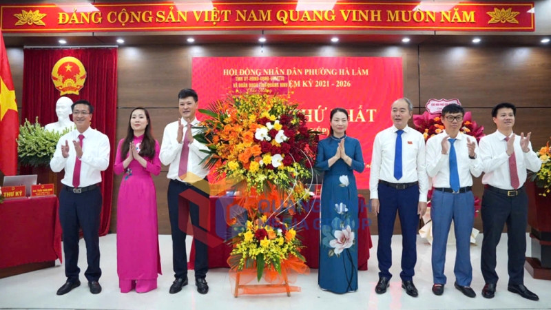 Đồng chí Nguyễn Thị Thuý, Giám đốc Sở GD&ĐT đến dự, chúc mừng kỳ họp thứ nhất HĐND phường Hà Lầm, nhiệm kỳ 2021-2026 (7-2025). Ảnh: PV