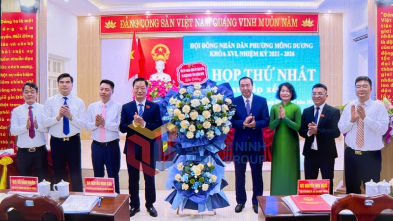 Lãnh đạo phường Mông Dương nhận hoa chúc mừng (7-2025). Ảnh: PV