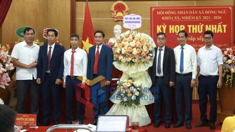 Phó Chủ tịch Thường trực Uỷ ban MTTQ tỉnh Nguyễn Chí Thành tặng hoa chúc mừng kỳ họp thứ nhất HĐND xã Đông Ngũ khóa XX, nhiệm kỳ 2021-2026 (7-2025). Ảnh: PV
