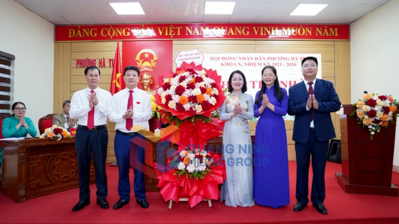 Đồng chí Phạm Thị Hồng Hạnh, Trưởng Ban Pháp chế HĐND tỉnh đến dự, chúc mừng kỳ họp thứ nhất HĐND phường Hà Tu, nhiệm kỳ 2021-2026 (7-2025). Ảnh: PV