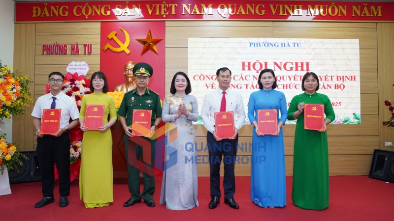 Ngay sau kỳ họp, phường Hà Tu đã tổ chức hội nghị công bố các quyết định về công tác cán bộ (7-2025). Ảnh: PV