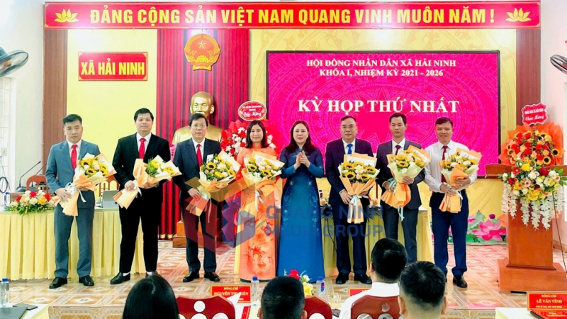 Cán bộ chủ chốt HĐND, UBND xã Hải Ninh ra mắt tại kỳ họp HĐND xã Hải Ninh lần thứ nhất (7-2025). Ảnh: PV