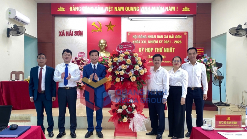 Đảng ủy, HĐND, UBND xã Hải Sơn nhận hoa chúc mừng bộ máy mới đi vào hoạt động (7-2025). Ảnh: PV