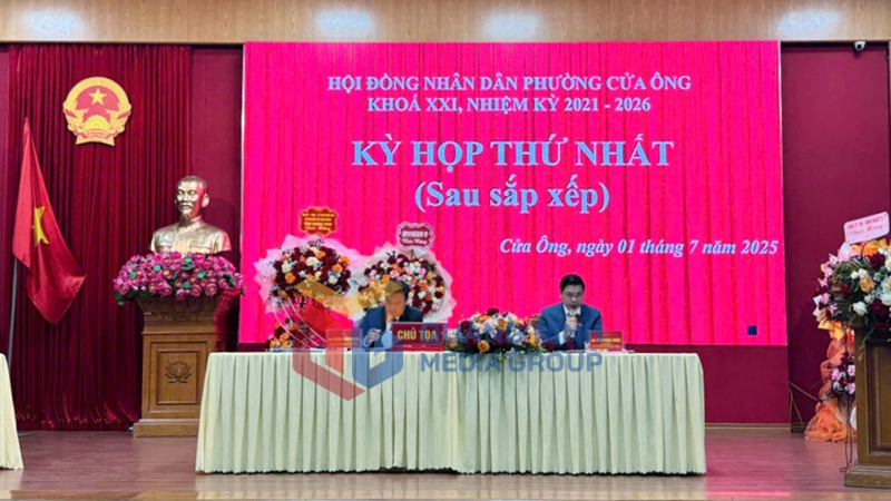 Lãnh đạo HĐND phường Cửa Ông chủ trì kỳ họp (7-2025). Ảnh: PV