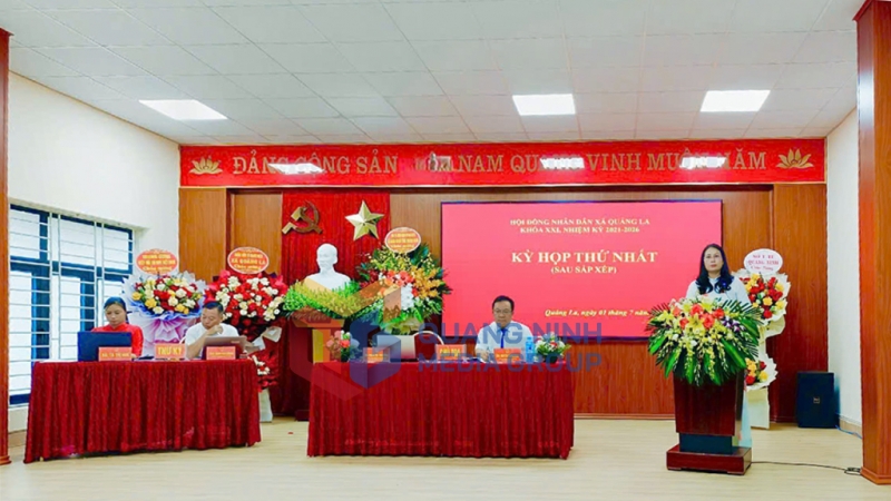 Đồng chí Phạm Thị Thu Hằng, Chủ tịch HĐND xã Quảng La, phát biểu bế mạc kỳ họp HĐND xã lần thứ nhất (7-2025). Ảnh: PV