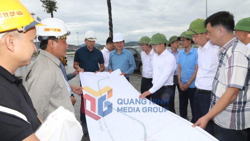 Đồng chí Chủ tịch UBND tỉnh kiểm tra công tác thi công tại dự án đường ven sông giai đoạn 1, đoạn từ nút giao Đầm Nhà Mạc đến đường tỉnh 338 (7-2025). Ảnh: Đỗ Phương