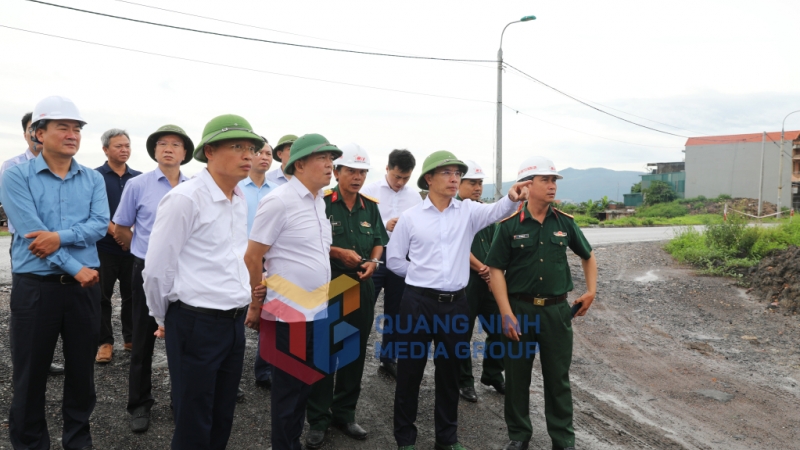 Đồng chí Chủ tịch UBND tỉnh yêu cầu chủ đầu tư tập trung tháo gỡ khó khăn, đảm bảo tiến độ theo đúng kế hoạch (7-2025). Ảnh: Đỗ Phương