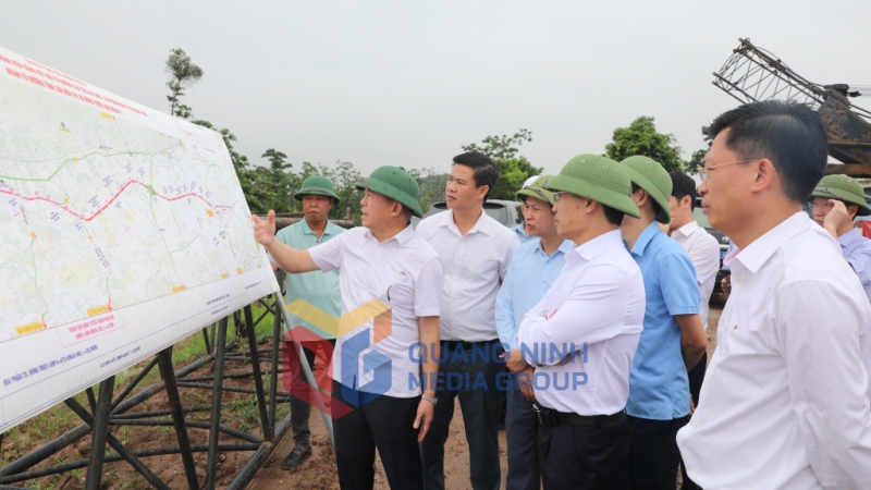 Đại diện chủ đầu tư báo cáo công tác tổ chức thi công dự án Đường ven sông, đoạn từ đường tỉnh 338 đến Đông Triều (7-2025). Ảnh: Đỗ Phương