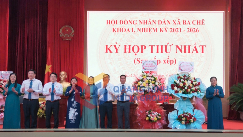Đồng chí Đỗ Thị Lan, Phó Chủ nhiệm Ủy ban Văn hóa - Xã hội của Quốc hội tặng hoa chúc mừng HĐND xã Ba Chẽ (7-2025). Ảnh: PV
