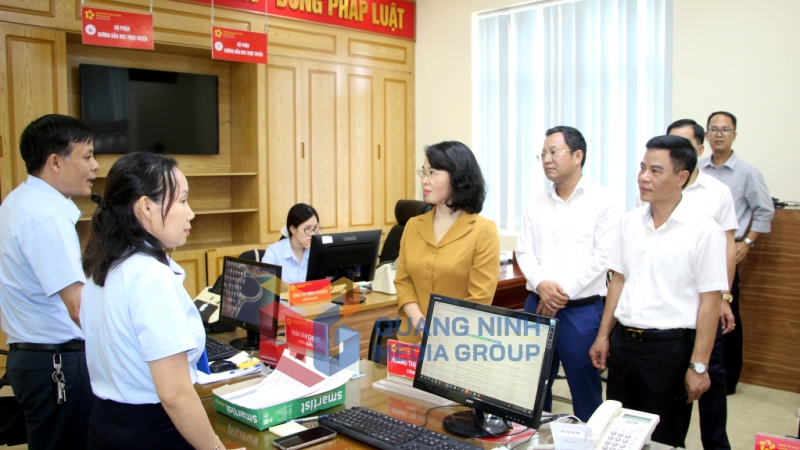 Đồng chí Trịnh Thị Minh Thanh, Phó Bí thư Thường trực Tỉnh ủy, Chủ tịch HĐND tỉnh, trao đổi với công chức giải quyết TTHC cho công dân tại Trung tâm Phục vụ HCC phường Quang Hanh (7-2025). Ảnh: Mạnh Trường