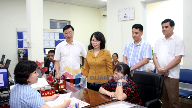 Đồng chí Trịnh Thị Minh Thanh, Phó Bí thư Thường trực Tỉnh ủy, Chủ tịch HĐND tỉnh, kiểm tra tình hình hoạt động của Trung tâm Phục vụ HCC phường Mông Dương (7-2025). Ảnh: Mạnh Trường