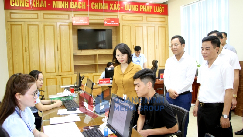 Đồng chí Trịnh Thị Minh Thanh, Phó Bí thư Thường trực Tỉnh ủy, Chủ tịch HĐND tỉnh, kiểm tra tình hình hoạt động của Trung tâm Phục vụ HCC phường Quang Hanh (7-2025). Ảnh: Mạnh Trường