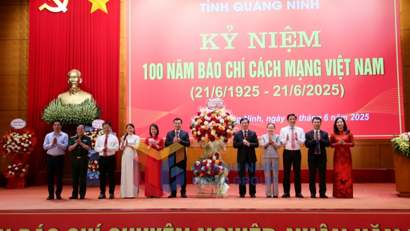 Tỉnh ủy-HĐND-UBND-Ủy ban MTTQ tỉnh tặng hoa chúc mừng kỷ niệm 100 năm Ngày Báo chí Cách mạng Việt Nam, 97 năm Báo Than, 62 năm Báo Quảng Ninh ra số đầu tiên, 42 năm phát sóng Truyền hình Quảng Ninh (7-2025). Ảnh: Minh Hà