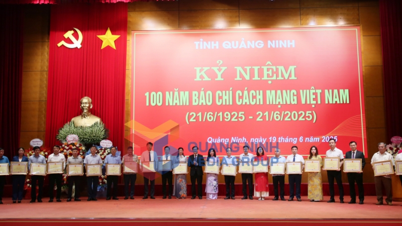 Đồng chí Vũ Quyết Tiến, Phó Bí thư Tỉnh ủy trao Bằng khen của UBND tỉnh cho các tập thể có thành tích xuất sắc  (7-2025). Ảnh: Minh Hà