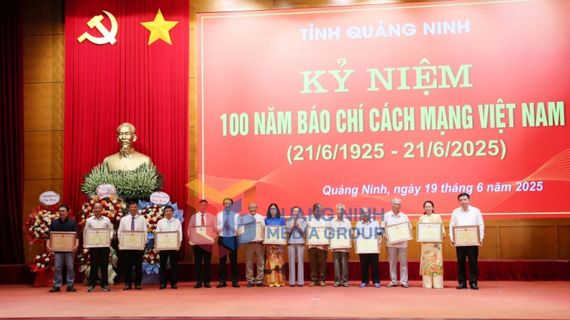 Các đồng chí lãnh đạo tỉnh trao Bằng khen của UBND tỉnh cho các cá nhân có thành tích xuất sắc  (7-2025). Ảnh: Minh Hà