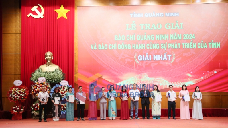 Đồng chí Vũ Quyết Tiến, Phó Bí thư Tỉnh ủy trao giải Nhất cho các tác giả đoạt Giải Báo chí tỉnh năm 2024 và Giải Báo chí đồng hành cùng sự phát triển của tỉnh  (7-2025). Ảnh: Minh Hà