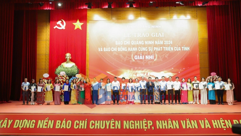 Các tác giả đoạt giải Nhì được trao giải (7-2025). Ảnh: Minh Hà