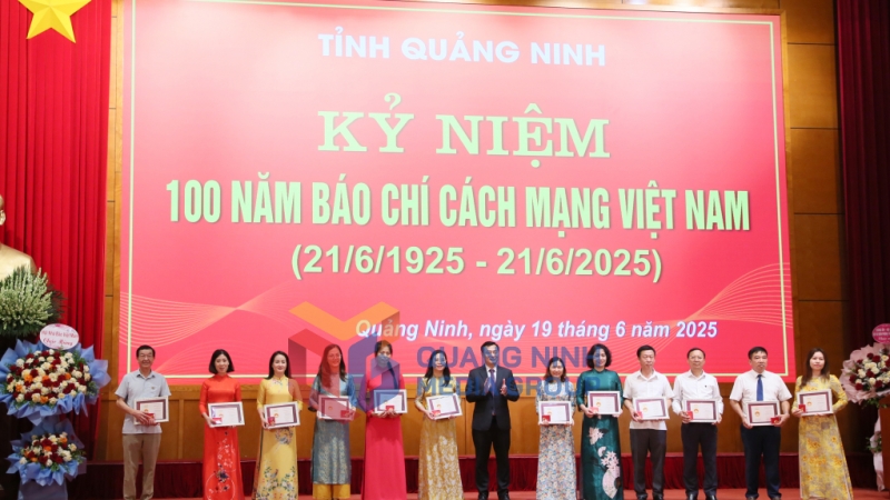 Các hội viên tiêu biểu Hội Nhà báo tỉnh nhận Kỷ niệm chương 