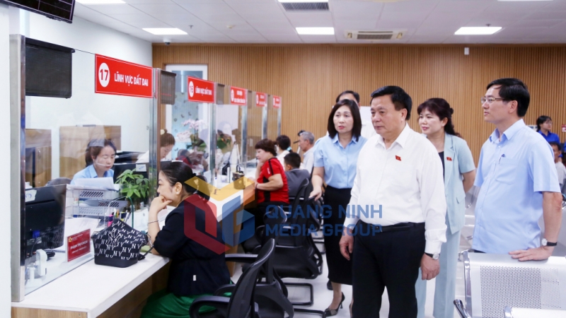 Đoàn ĐBQH tỉnh tổ chức hội nghị tiếp xúc cử tri sau Kỳ họp thứ 9 tại phường Hồng Gai - Các ĐBQH khảo sát hoạt động của Trung tâm Phục vụ hành chính công phường Hồng Gai (7-2025). Ảnh: Nguyễn Thanh