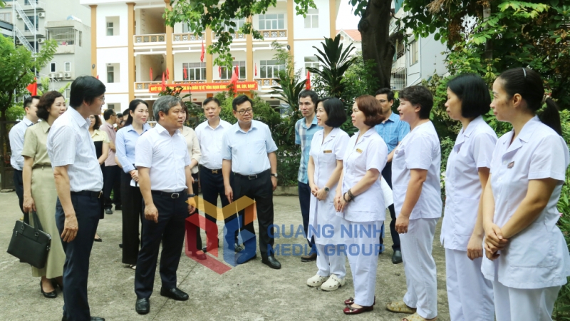 Đồng chí Bí thư Tỉnh ủy kiểm tra hoạt động của 1 trong 2 trạm y tế của phường Hạ Long (7-2025). Ảnh: Thu Chung