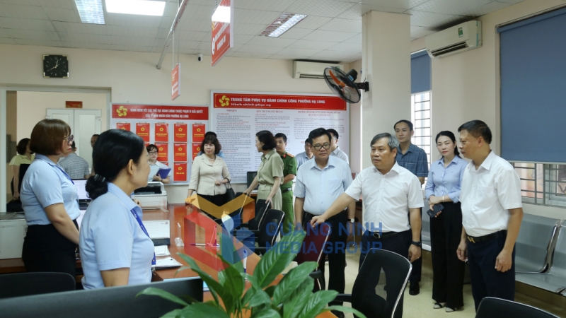 Đồng chí Vũ Đại Thắng, Ủy viên Trung ương Đảng, Bí thư Tỉnh ủy, Trưởng Đoàn ĐBQH tỉnh cùng đoàn công tác kiểm tra tại Trung tâm Phục vụ hành chính công phường Hạ Long (7-2025). Ảnh: Thu Chung