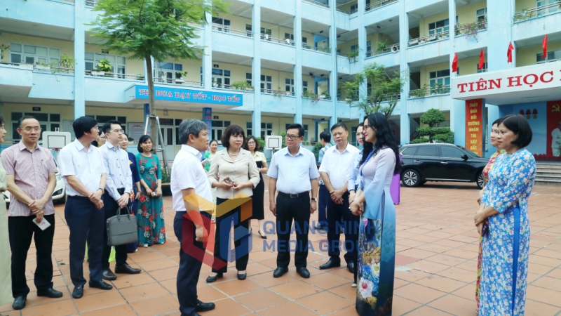 Đồng chí Bí thư Tỉnh ủy trao đổi với lãnh đạo Trường Tiểu học Quang Trung để nắm bắt hoạt động của nhà trường khi thực hiện mô hình mới (7-2025). Ảnh: Thu Chung