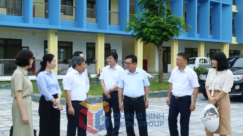 Đồng chí Bí thư Tỉnh ủy kiểm tra tại Trường THCS Trọng Điểm (7-2025). Ảnh: Thu Chung