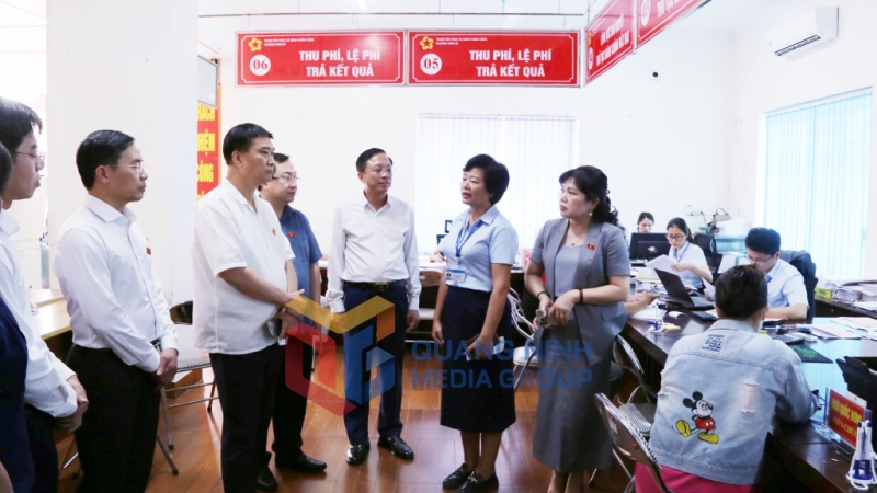 2025-07_Đoàn ĐBQH tỉnh tổ chức hội nghị tiếp xúc cử tri sau Kỳ họp thứ 9 tại phường Uông Bí - kiểm tra hoạt động của Trung tâm hành chính công phường Uông Bí. Ảnh: Thu Chung
