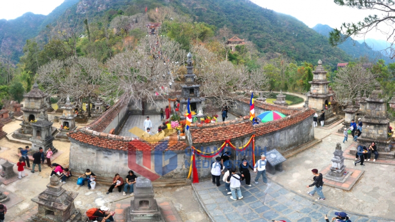 Du khách thăm Tháp Tổ Huệ Quang. Ảnh: Đỗ Giang