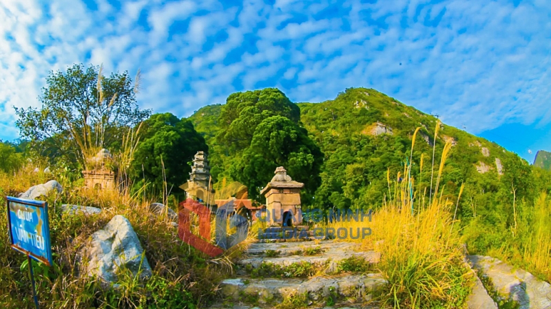 Lối đi rêu phong in dấu thời gian vào chùa Vân Tiêu. Ảnh: Đỗ Giang