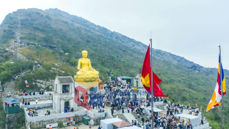 Tượng đài Phật hoàng Trần Nhân Tông. Ảnh: Đỗ Giang
