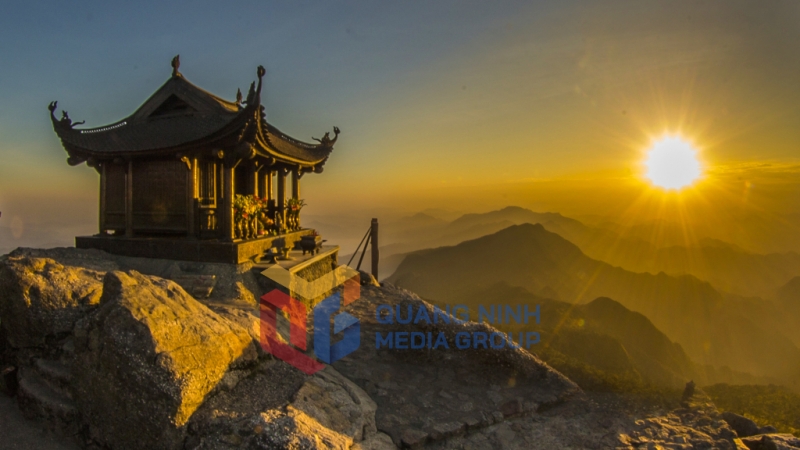 Vẻ đẹp của bình minh trên đỉnh chùa Đồng Yên Tử. Ảnh: Đỗ Giang