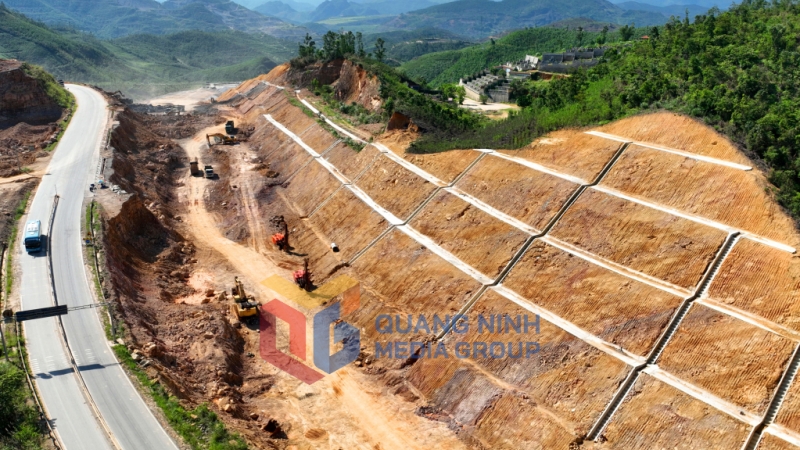 2025-07_Cải tạo, nâng cấp QL279 nối Hạ Long - Cẩm Phả - đào đắp, hạ cốt nền đường. Ảnh: Đỗ Phương