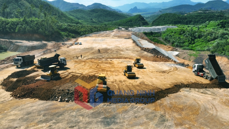 2025-07_Cải tạo, nâng cấp QL279 nối Hạ Long - Cẩm Phả - thi công đắp đất nền đường. Ảnh: Đỗ Phương