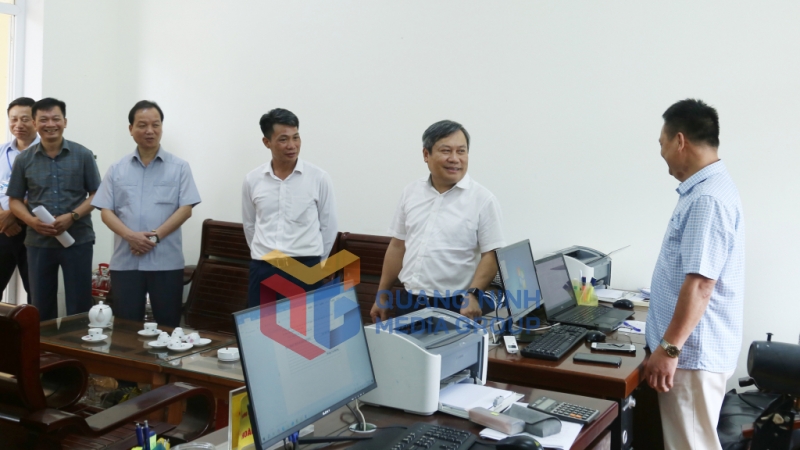Đồng chí Bí thư Tỉnh ủy trò chuyện với cán bộ công chức xã Kỳ Thượng (7-2025). Ảnh: Thu Chung