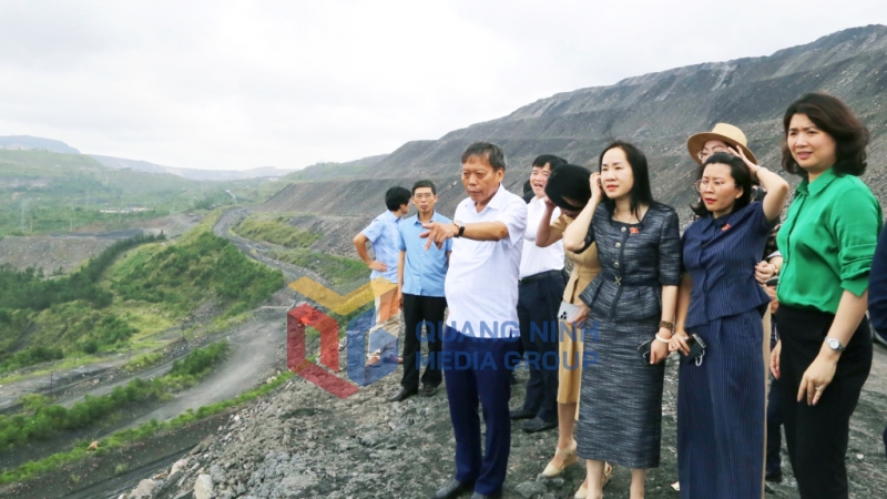 Đoàn giám sát kiểm tra việc bảo đảm các điều kiện môi trường trong quá trình đổ thải tại bãi thải mỏ Công ty CP Than Cao Sơn - TKV (7-2025). Ảnh: Nguyễn Thanh