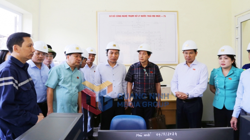 Đoàn giám sát kiểm tra thực tế hệ thống giám sát xử lý nước thải tại Công ty Than Hà Lầm (7-2025). Ảnh: Nguyễn Thanh