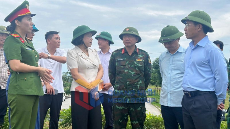 Đồng chí Phạm Đức Ấn, Phó Bí thư Tỉnh ủy, Chủ tịch UBND tỉnh, kiểm tra công tác chuẩn bị ứng phó với bão số 3 tại khu vực cầu phao Km3+4 (phường Móng Cái 3). Ảnh: Nguyễn Đức (CTV)
