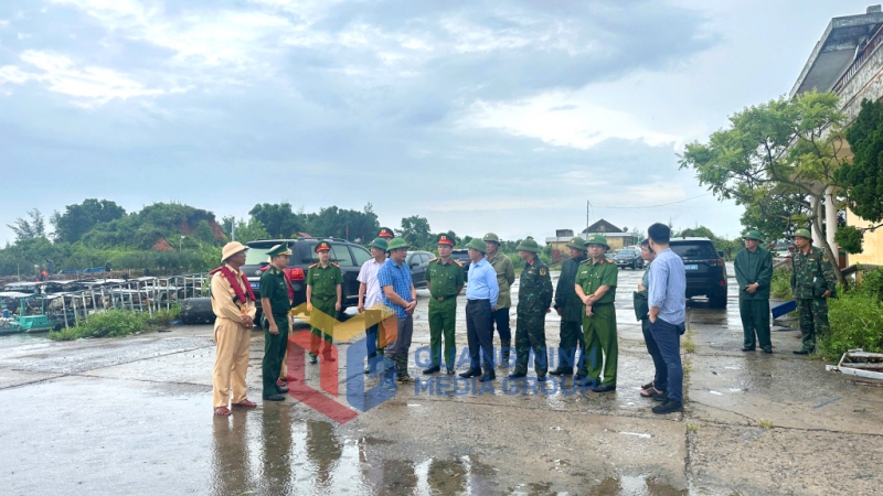 Đồng chí Phạm Đức Ấn, Phó Bí thư Tỉnh ủy, Chủ tịch UBND tỉnh, kiểm tra công tác chuẩn bị ứng phó với bão số 3 ở cảng Núi Đỏ (phường Móng Cái 1). Ảnh: Nguyễn Đức (CTV)