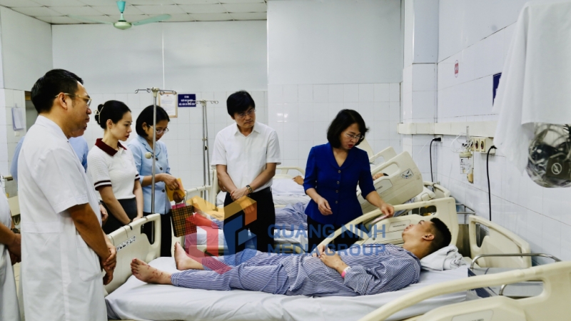 Đồng chí Trịnh Thị Minh Thanh, Phó Bí thư Thường trực Tỉnh ủy, Chủ tịch HĐND tỉnh thăm hỏi, động viên anh Nguyễn Hồng Quân (quê Nghệ An) đang điều trị tại Bệnh viện Đa khoa tỉnh Quảng Ninh (7-2025). Ảnh: Thu Chung