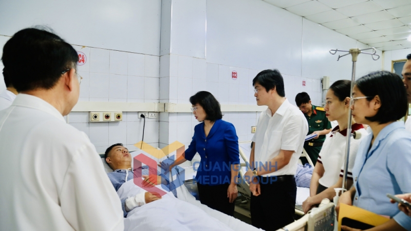Đồng chí Phó Bí thư Thường trực Tỉnh ủy, Chủ tịch HĐND tỉnh thăm hỏi, động viên anh Vũ Tú Anh (thuyền viên tàu du lịch bị đắm) đang điều trị tại Bệnh viện Đa khoa tỉnh (7-2025). Ảnh: Thu Chung