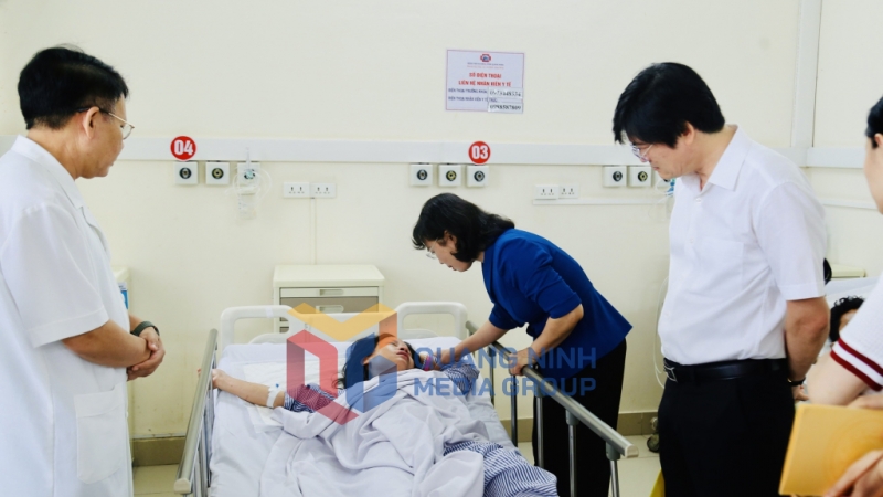 Đồng chí Phó Bí thư Thường trực Tỉnh ủy, Chủ tịch HĐND tỉnh thăm hỏi, động viên bà Phạm Thị Bình (Quảng Ninh) đang điều trị tại Bệnh viện Đa khoa tỉnh Quảng Ninh (7-2025). Ảnh: Thu Chung