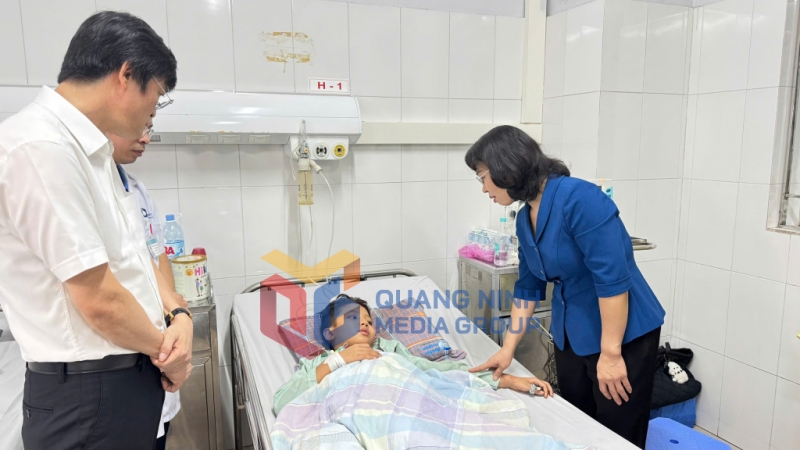 Đồng chí Phó Bí thư Thường trực Tỉnh ủy, Chủ tịch HĐND tỉnh thăm hỏi, động viên cháu Hoàng Nhật Minh đang điều trị tại Bệnh viện Bãi Cháy (7-2025). Ảnh: Thu Chung