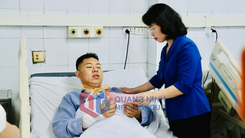 Đồng chí bày tỏ sự chia sẻ, cảm thông sâu sắc trước những mất mát của các nạn nhân cùng gia đình (7-2025). Ảnh: Thu Chung