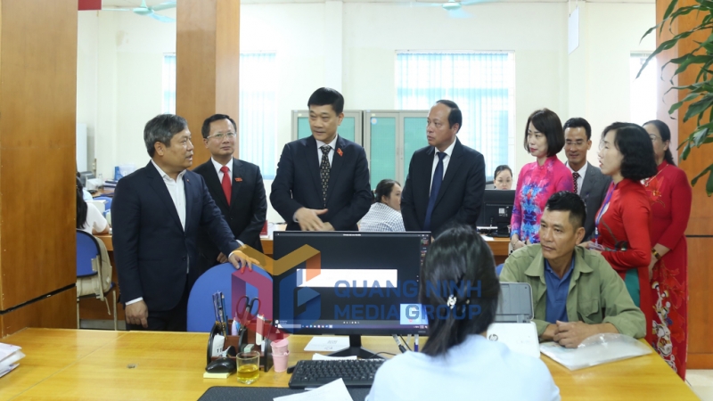 Trong ngày đầu vận hành mô hình chính quyền địa phương 2 cấp, các thủ tục hành chính tại Trung tâm Phục vụ hành chính đặc khu được thực hiện thông suốt, bảo đảm đúng tiến độ, phục vụ nhân dân chu đáo, nhanh chóng (7-2025). Ảnh: Thu Chung