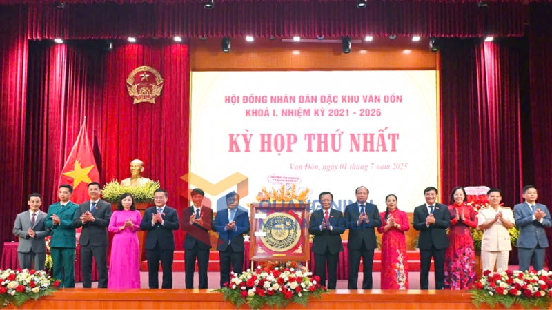 Đồng chí Vũ Đại Thắng, Ủy viên Trung ương Đảng, Bí thư Tỉnh ủy, Trưởng Đoàn ĐBQH tỉnh tặng hoa chúc mừng HĐND đặc khu Vân Đồn (7-2025). Ảnh: Thu Chung